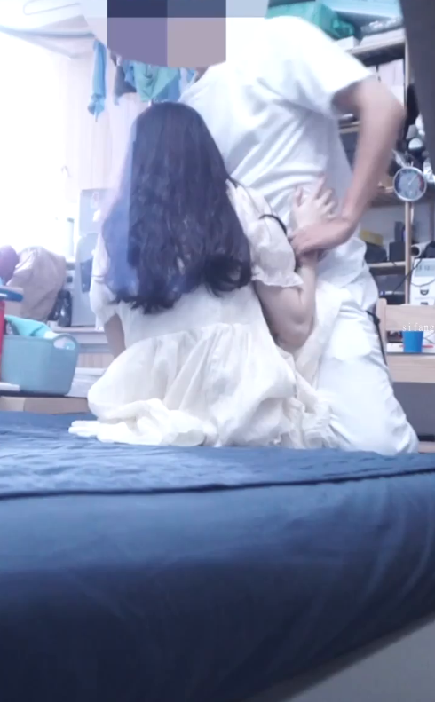 #jk004 下雨天女朋友突然袭击来我家 然后就 硬了 俺尽力了 虽然半年后分手了 性欲有点强可能满足不了她