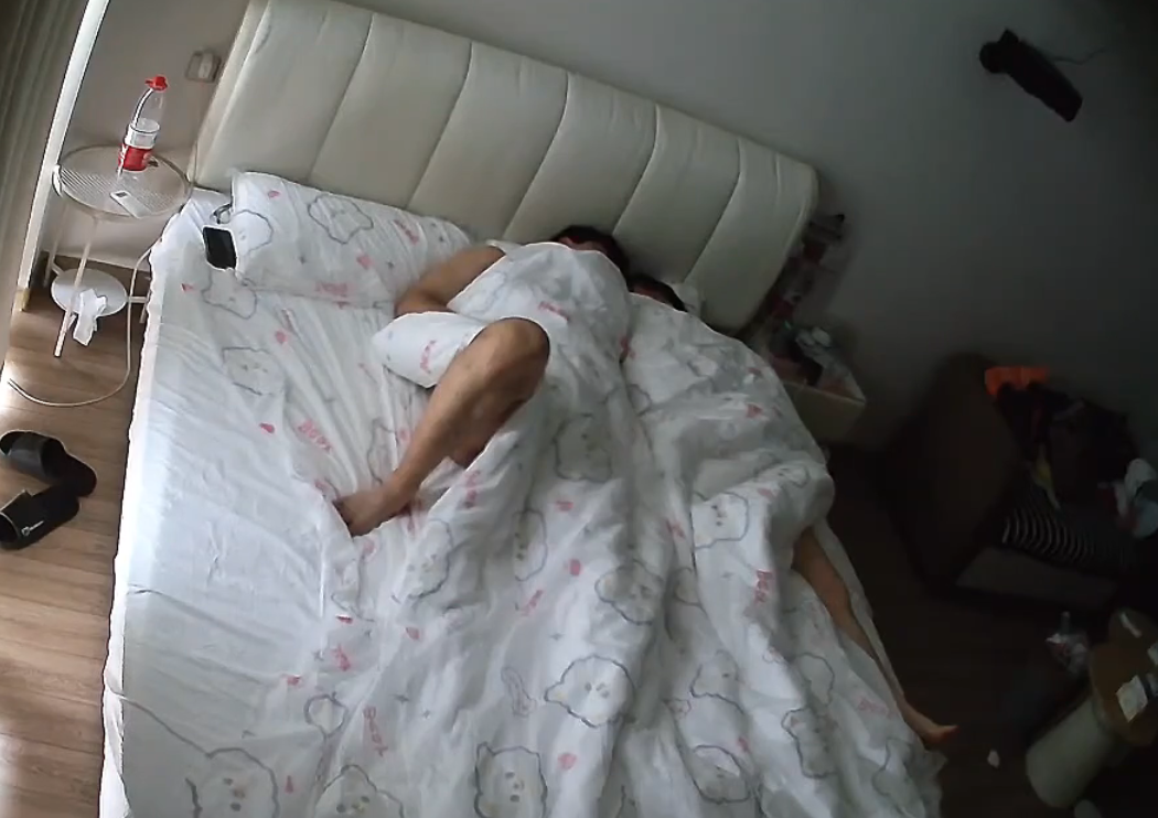 乐橙 5-17 美女还在睡觉 男人就去舔奶抠逼把人弄醒 又把抱枕放美女屁股下面 翻来覆去给小美女一顿操