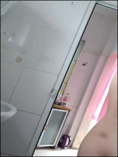 偷拍小姨子，小小年纪，奶比她姐姐的大 