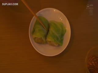 JUQ-577当她使用臀部时，水面泛起涟漪，还有她在浴室里与一名年轻男子发生外遇时的激烈遭遇。湿闭房间风间由美