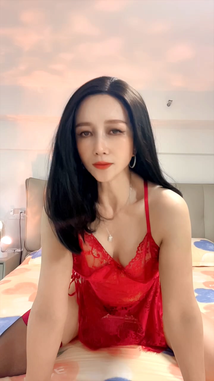 黑丝高跟露脸穿吊带情趣装的妈妈跟大哥激情啪啪，淫声荡语撩骚互动，道具插逼深喉口交大鸡巴，各种体位爆草
